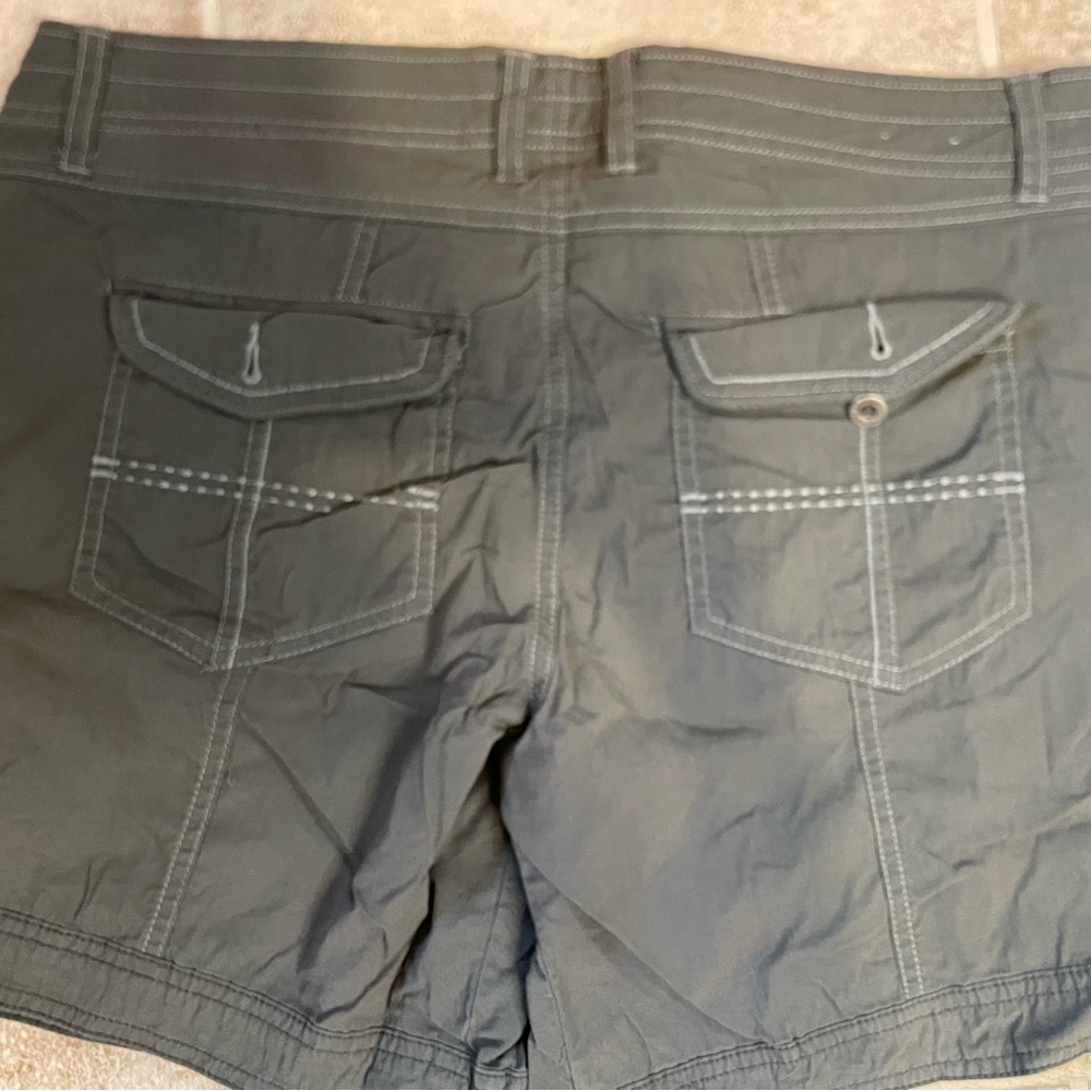 Gently used womens size 10 kuhl short